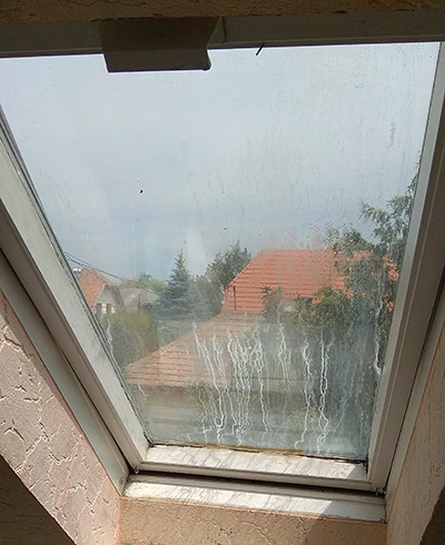 Velux FVI tetőablak üvegcsere előtt Velux FVI tetőablak üvegcsere előtt