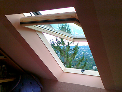 Speciálisan billenő tetőtéri ablak